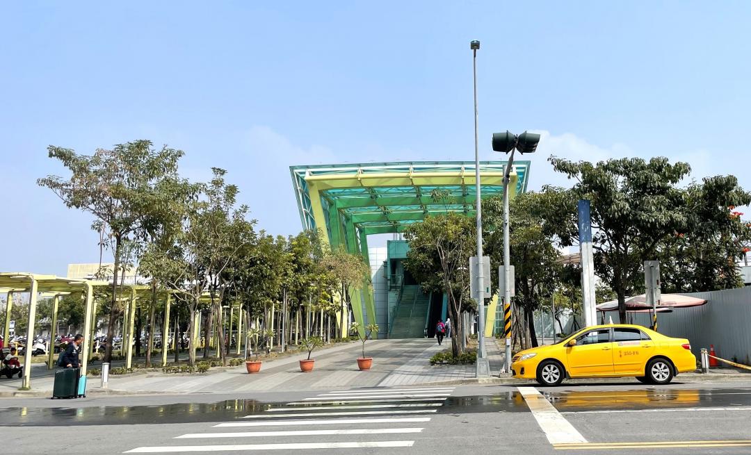 高雄捷運紅線今年上半年全線各站點周邊房價，對比去年同期，25個站點中就有14站周邊房價全下跌，也有部分站點抗跌力仍強，像是岡山生活圈的「岡山高醫」站漲幅逾2成，每坪均價從19.2萬元，上揚至23.1萬元，榮登全線抗跌王。