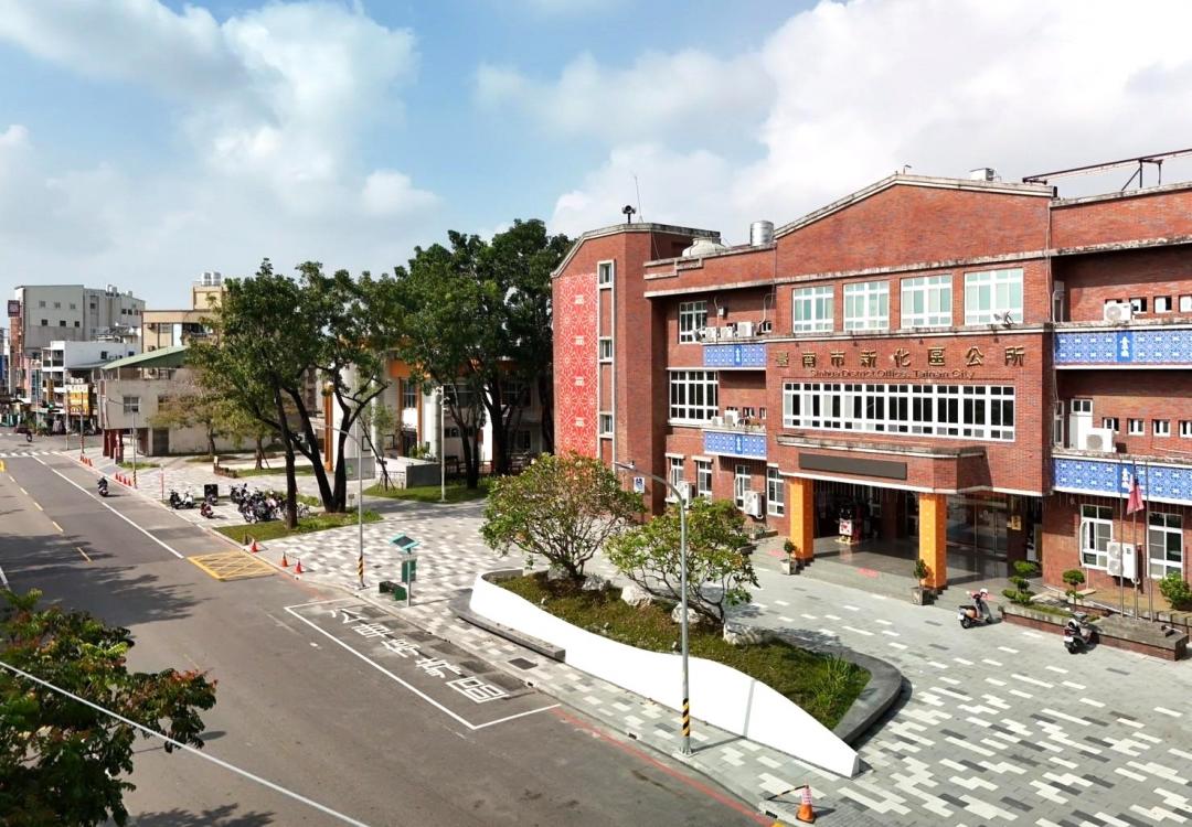 南市府近2年陸續向內政部國土管理署「城鎮風貌及創生環境營造計畫」申請經費補助，獲核定約2.3億元，其中9,200萬元分別用於新化區公所、嘉南大圳及體育公園周邊環境改善，施作成果也獲得工程會金質獎肯定。(圖:南市府都發局提供)