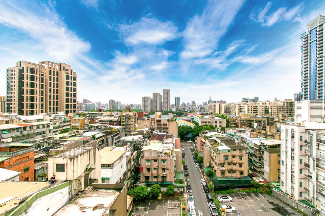 2025上半年全台建物買賣移轉棟數出爐，全台交易量僅13萬棟，創下買賣移轉棟數有紀錄以來的第三低紀錄。(圖/永慶房產集團提供)