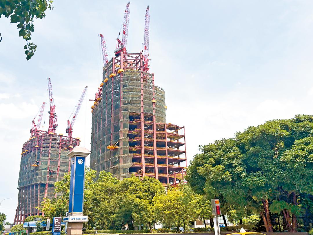 現階段不僅買方受限，建商壓力同樣沉重。