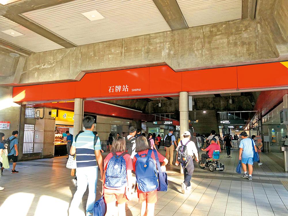 捷運石牌站可直達北車、信義計劃區，方便通勤族。