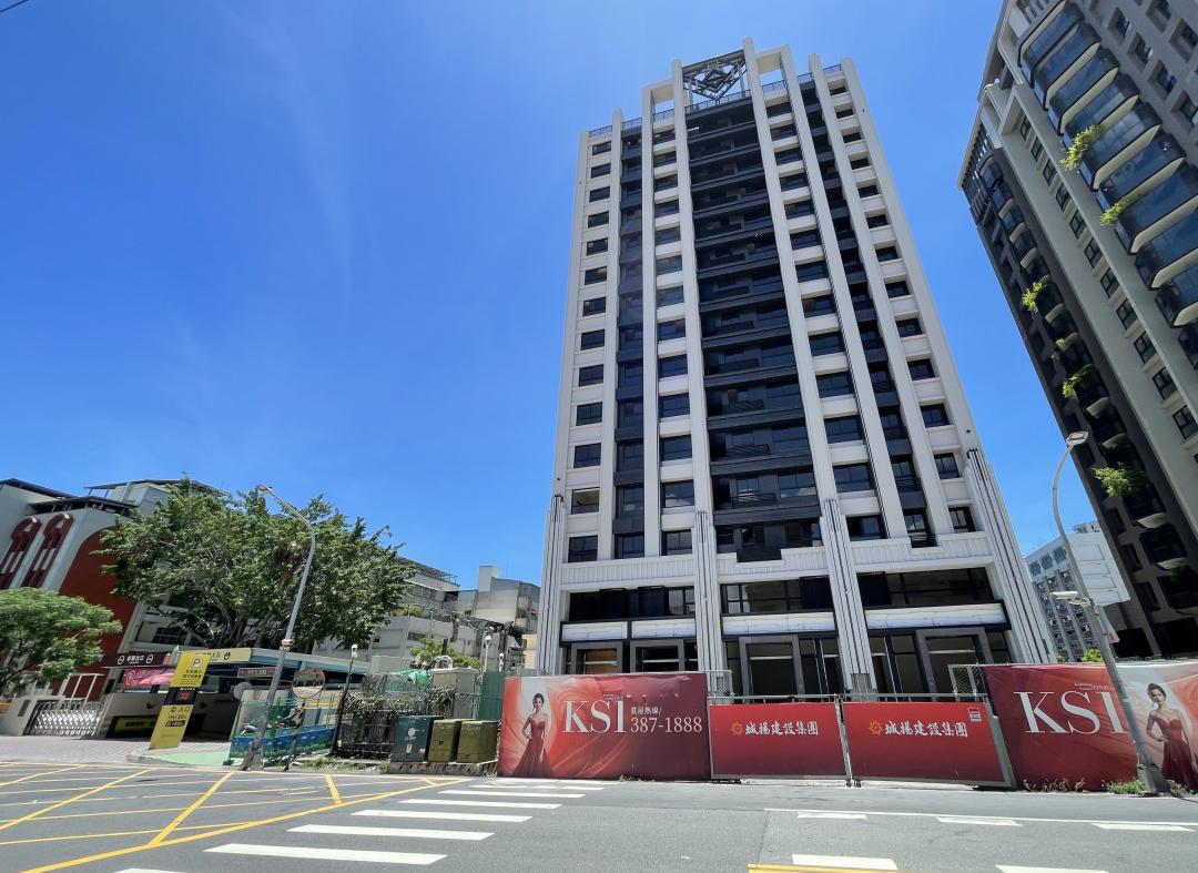 城揚建設集團位於三民區覺民路民族國中、光武國小旁，新完工的「KS1」地上權宅，實價登錄多介於單坪27~30萬元之間，成為入住蛋黃區新選擇。