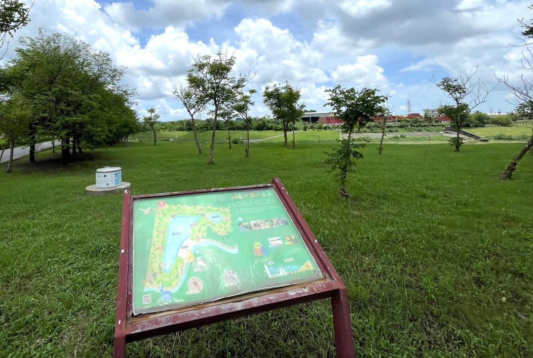 紓解仁武淹水問題，除了獅龍溪滯洪池設置、曹公新圳防洪牆加高，包括施工中的十九灣滯洪池、後勁溪瓶頸段拓寬，以及7月31日將開工的八涳橋改建工程等沿線多項工程同時施工。