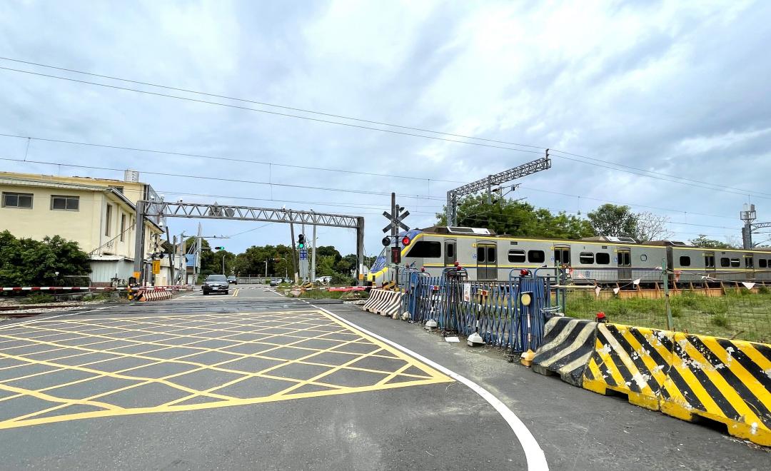 仁德車站延伸東區生產路一帶的幾處鐵路平交道，影響平面交通順暢，地方呼籲改善交通瓶頸。
