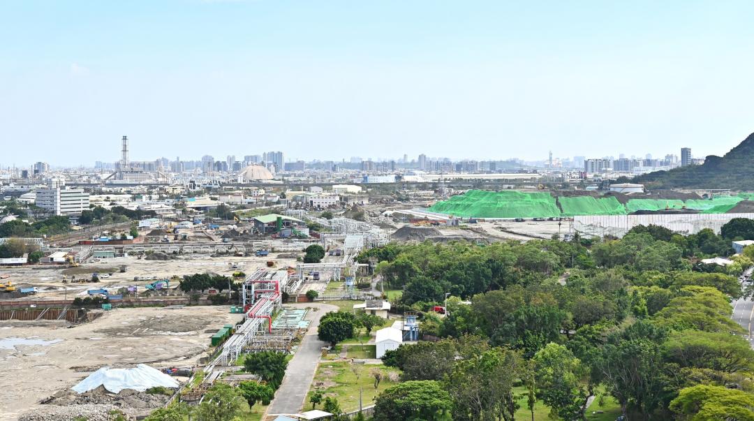 台積電持續推動環境永續，高雄廠區以台灣綠建築EEWH和美國綠建築LEED認證系統指標設計建置，並規劃使用再生能源與再生水，做綠色製造的先行者，全區約175公頃也綠化，連結洲仔濕地、半屏山、蓮池潭，成為位於生態綠廊的最先進半導體園區。(圖:本報資料照)