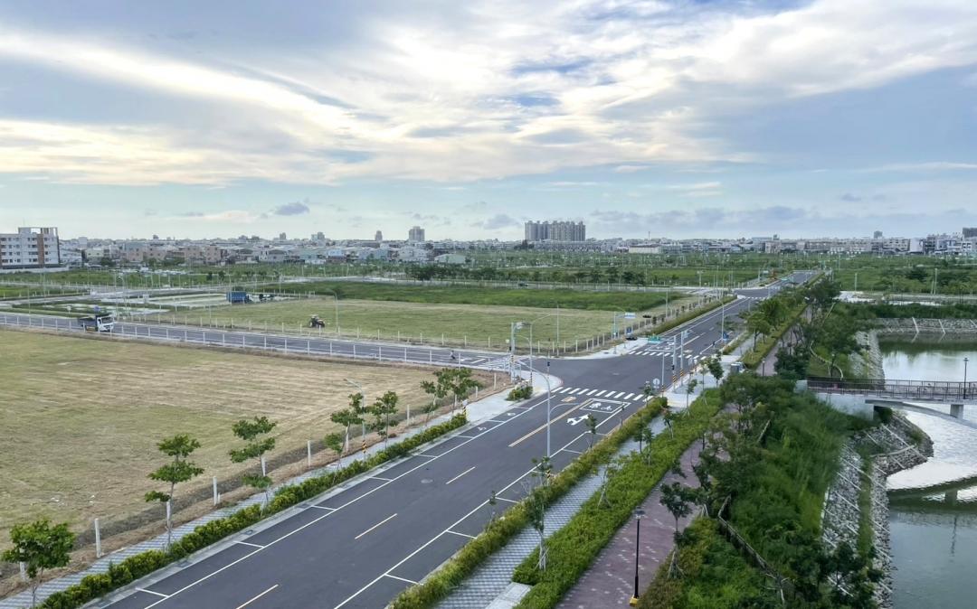 北安商業區定位為安南區商業副都心，並劃設大面積之公園兼滯洪池搭配草湖寮抽水站興建，改善重劃區及鄰近地區約面積152公頃易淹水問題，開發完成後將為安南區提供大型商業設施進駐所需之商業用地。(圖:南市府地政局提供)