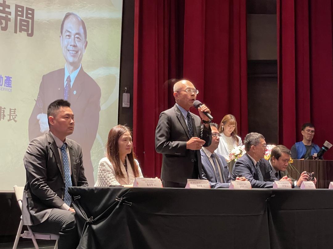 富住通商用不動產董事長莊明昇(站立者)說，南部住宅市場短期有壓，但可望維持量縮價盤的格局發展，商用不動產則在產業驅動與政策引領下，中長期仍具發展契機。