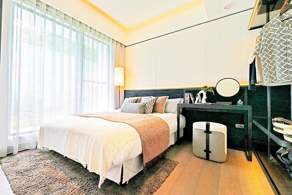 臥房機能齊全,大面積開窗通風明亮。