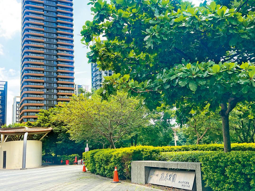 區內有3座大型公園,及多個小公園環繞。