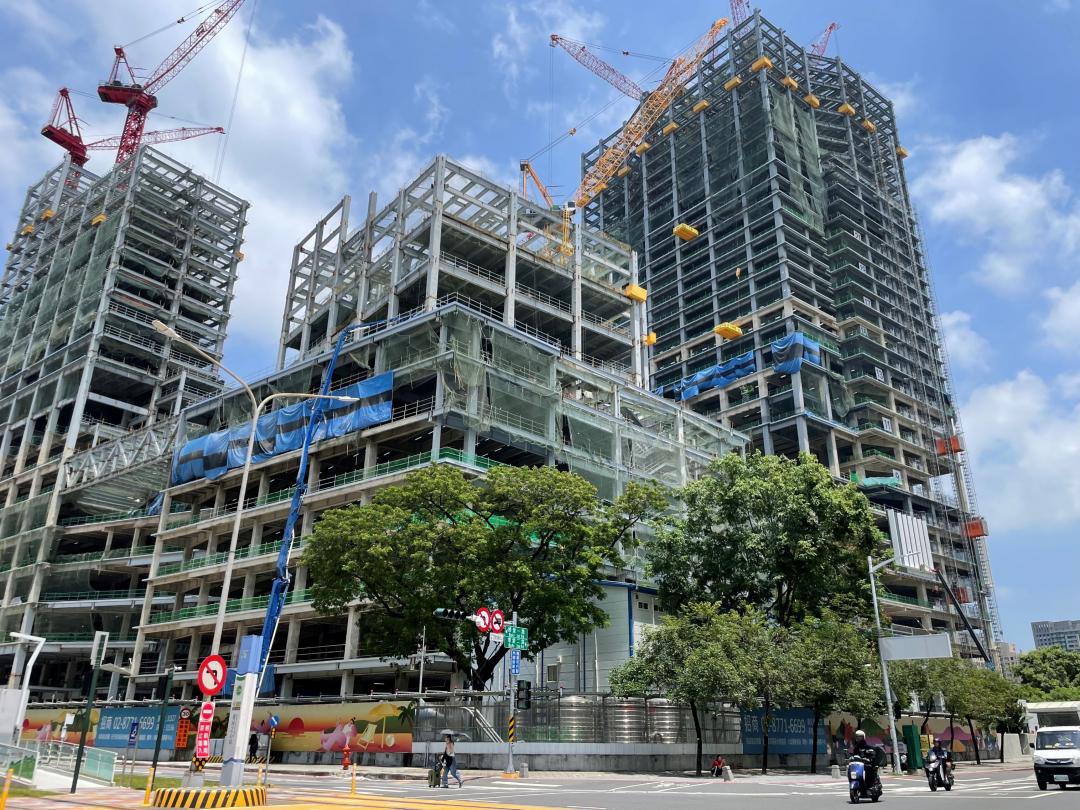 大順與博愛路口基地，富邦人壽興建中的鋼骨超高層綜合商業大樓將設置富邦漢神三館百貨，將利於帶動區域房市成長。