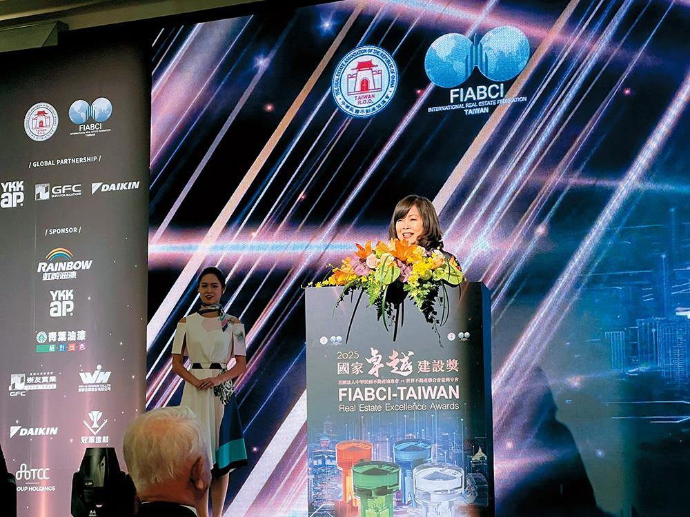 中華民國不動產協進會暨世界不動產聯盟臺灣分會理事長張麗莉,於典禮中感性致詞。