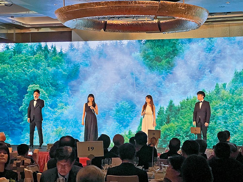 頒獎典禮開幕請來「Resonance 留聲樂團」,展現悠揚歌聲。