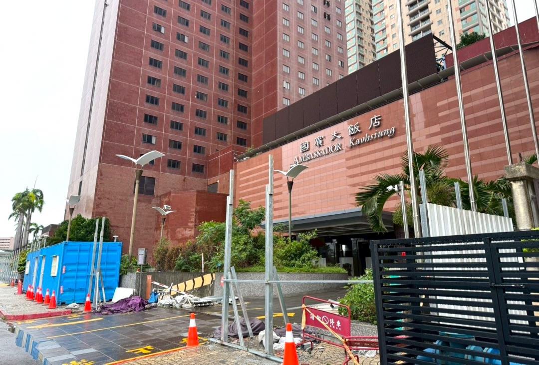 高雄國賓飯店危老重建案，周圍住戶自救會質疑目前全案尚在環評訴願期間，上週卻仍進行工地拆除動作。高市府工務局鄭重說明，本案各階段作業均依《都市危險及老舊建築物加速重建條例》及相關法規辦理，程序合法。(圖:高市府工務局提供)