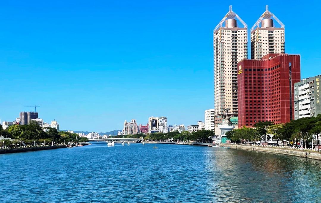 愛河景觀輕豪宅，中高層單坪行情坐穩5字頭，20層以上高樓景觀戶，單坪實登價已達65萬元。