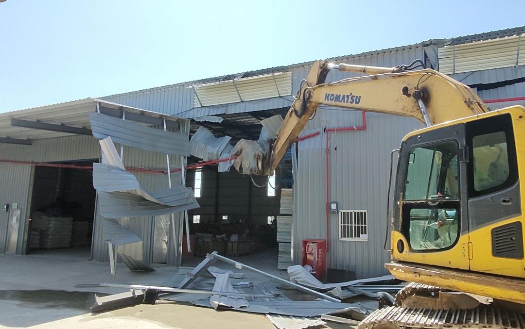 《桃園市強制拆除違章建築收費自治條例》草案，近期將送市議會審議，未來遭強制拆除違建者，需按比例負擔費用。（桃園建管處提供）