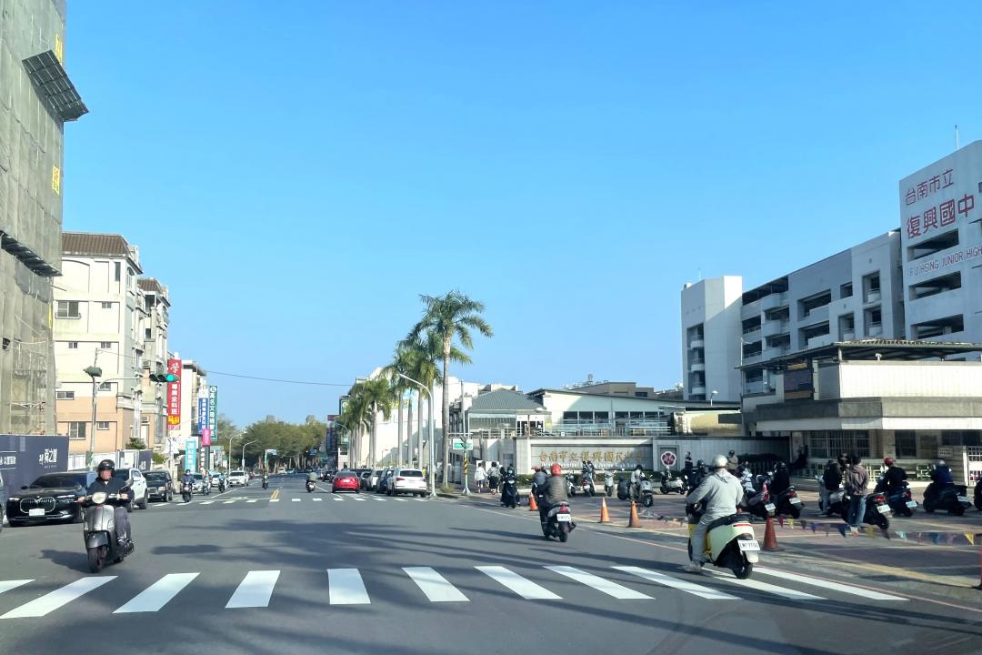 台南5月房市表現呈價跌量縮趨勢，卻仍有部分行政區表現亮眼，尤以東區的交易量增幅59.05%最為顯著，而佳里區的交易量增幅以51.28%居次。