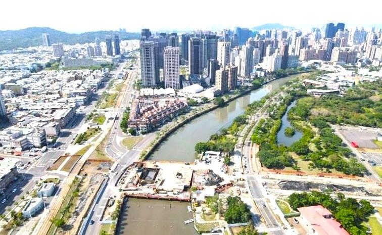 獲金質獎的鼓山區九如橋改建工程跨越愛河，新橋兩端與翠華路、同盟三路銜接為平面道路，縫合兩側道路平面化，交通與景觀優化，帶動社區與生活圈發展效益。(圖:高市府工務局提供)