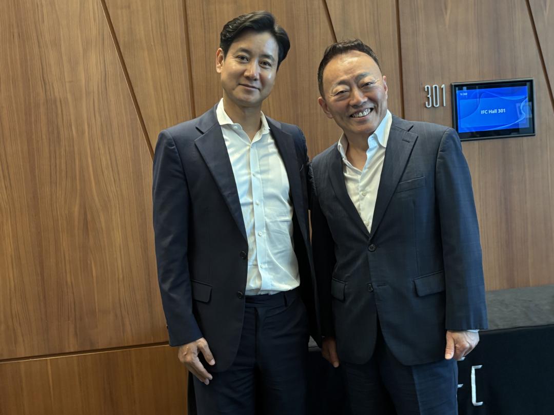 Deloitte Korea德勤集團資深合夥人金在煥(左)指出，汝矣島的空置率極低，對企業與員工來說，辦公地點的三大關鍵包括，便利的交通、優質建物條件與公共設施，以及地標級的代表性。(圖/記者張瀞勻)