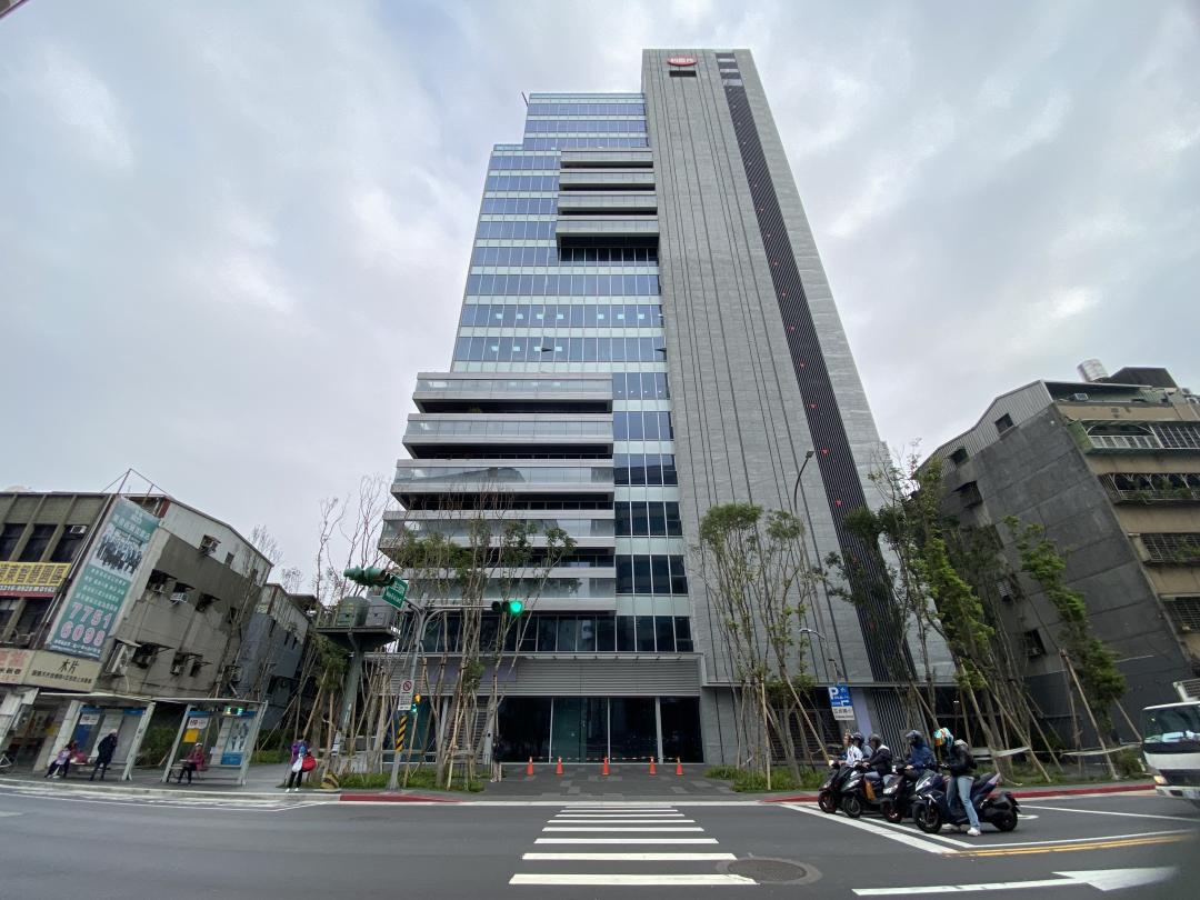 展碁國際(6776)於去年，與其子公司共同砸下約35.7億元，購置南港新商辦「利百代商業大樓」多層多戶逾五千坪辦公室。(圖/台灣房屋南港世貿展覽館店提供)