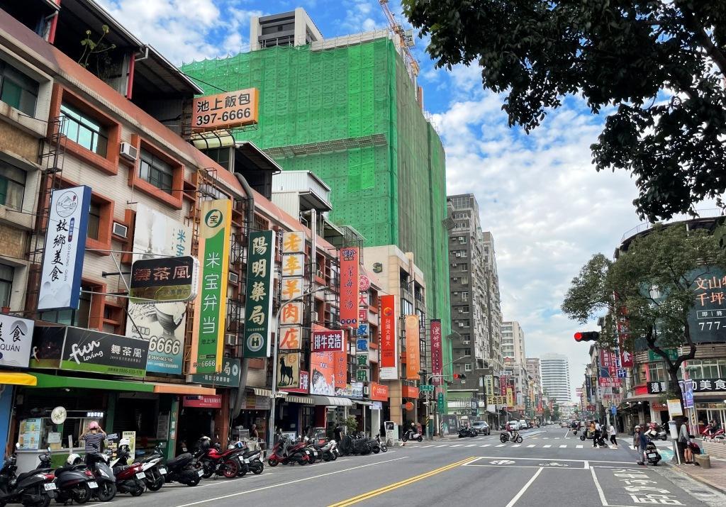三民區陽明路商圈熱鬧繁榮，加上陽明國中優質學區加持，路段交易仍維持熱絡。