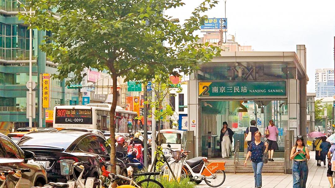 捷運南京三民站步行可達，通勤便利。