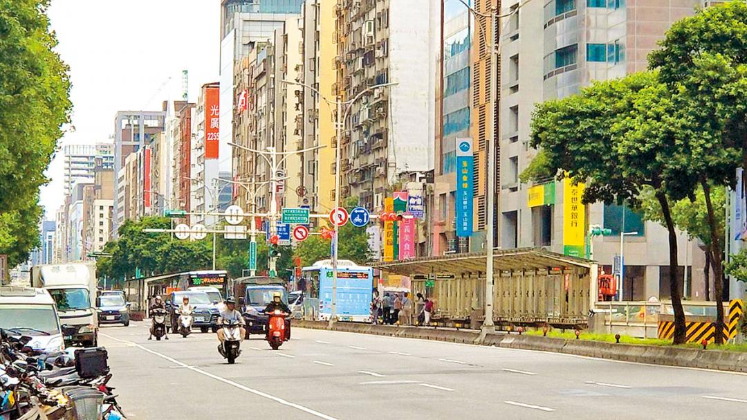 全聯、家樂福等量販超市林立。