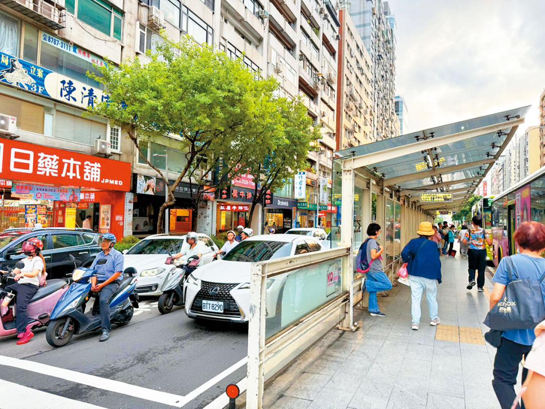 南京東路五段公車多線通行。