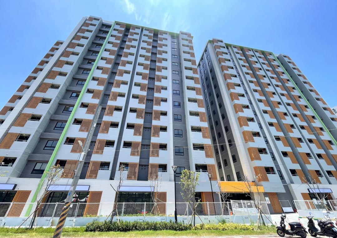 「崇實安居」社宅位於高市海軍左營基地正對面，是高雄第一個開工的社會住宅，坐落於三鐵共構生活圈。