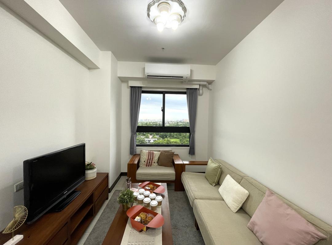 「崇實安居」社宅北向3房客廳大面開窗，可眺望上萬坪綠景。