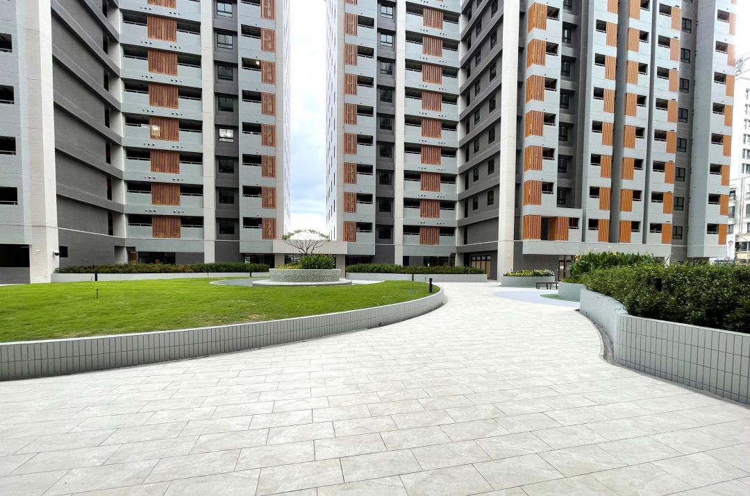 社會住宅的社區內多設有中庭、日間照顧中心、兒童閱覽室、社區集會空間等公設。