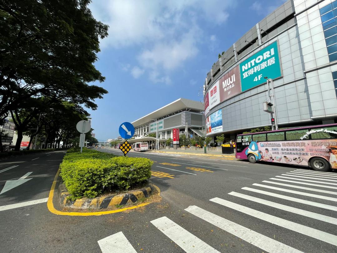 生活圈也約5分鐘車程連通新光三越百貨左營店。