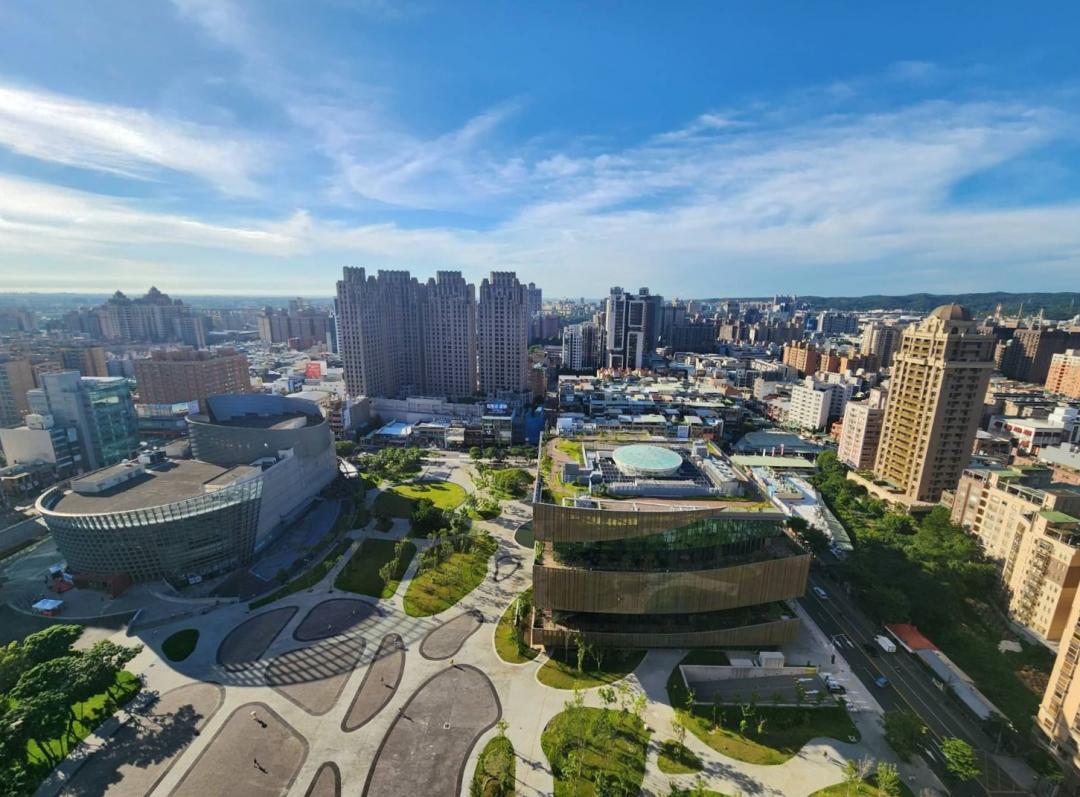 房仲業者比較七大都會區2025上半年和2024下半年的總價中位數，僅桃園市未見修正，其餘縣市房價全面下跌。（永慶房產集團提供）