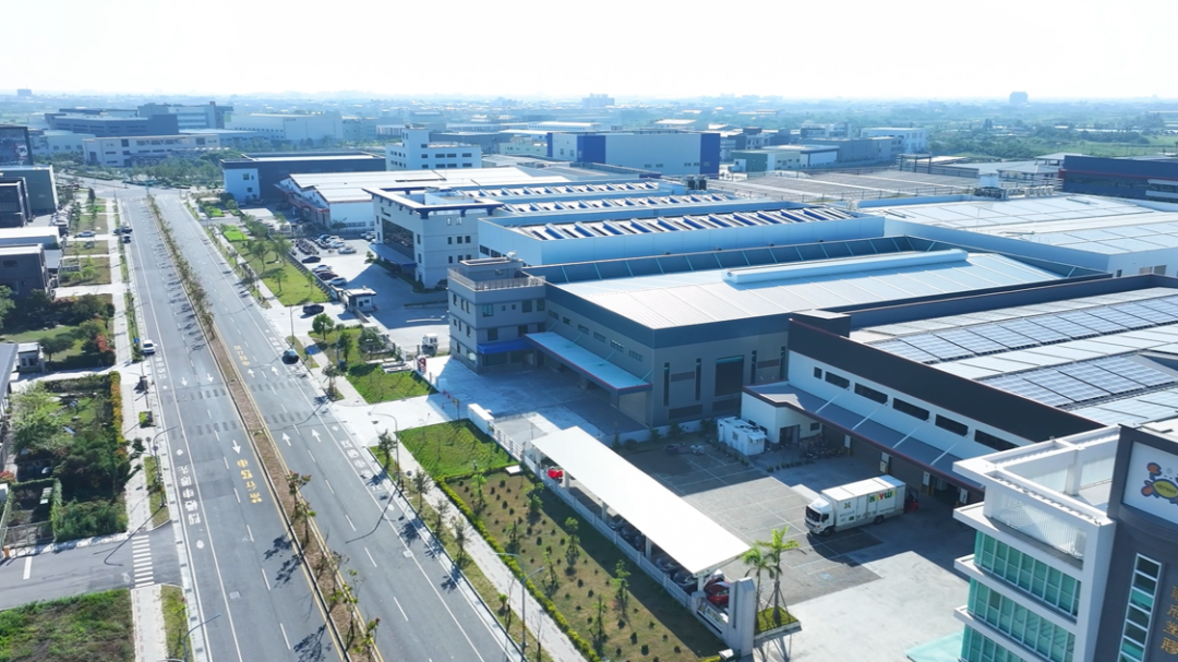 南市府轄管的新吉工業區已入區廠商家數達147家，廠區就業人數約4千人，年產值約達372億元，廠區內進駐多家指標型廠商，陸續也有半導體產業鏈進駐，就業機會增多，有利引領周圍區域房市發展。(圖:南市府經發局提供)