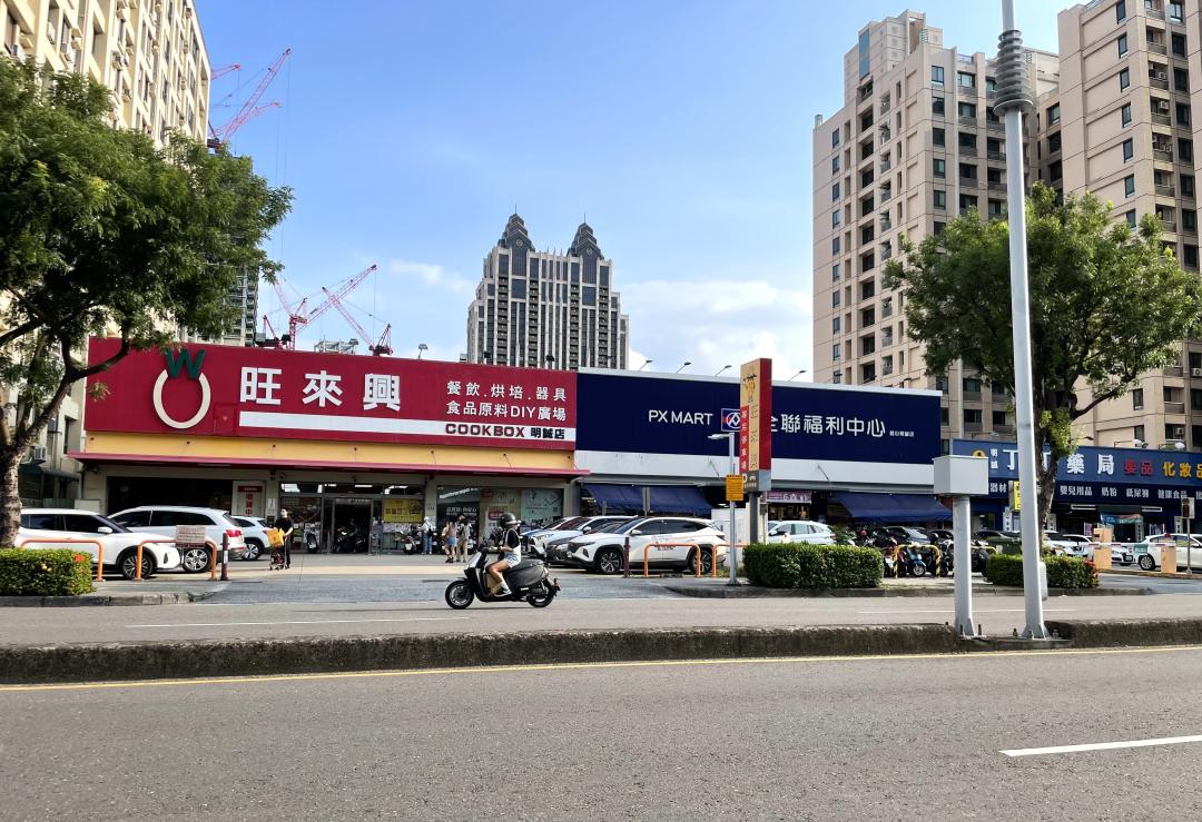 最新實價揭露，郡都集團以總價30億8754萬元、每坪約298萬元，取得明誠三路旁面對明華國中的1036坪商四土地，目前基地上的建物將繼續出租。
