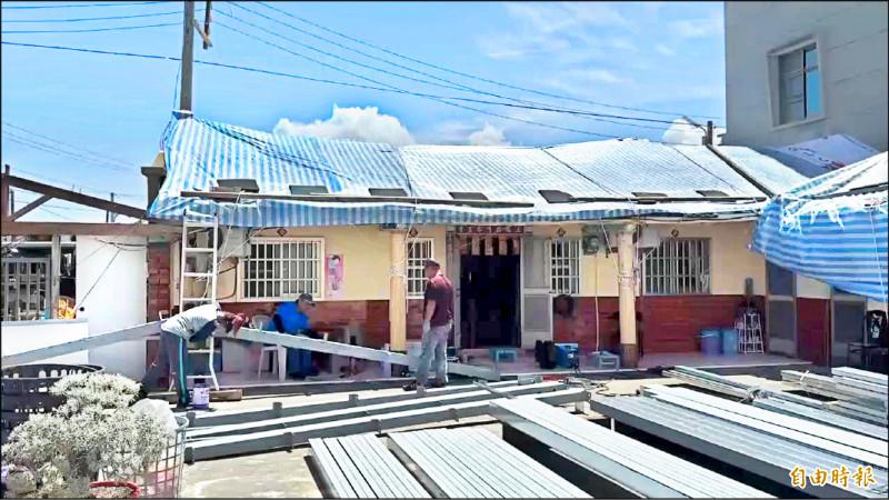 颱風造成不少中南部老宅毀損。（記者王姝琇攝）