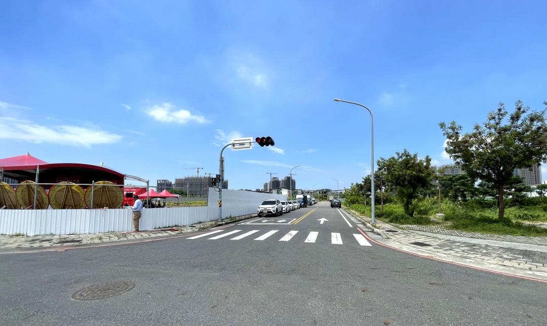 基地距鹽行國中校園僅約200多公尺，將成為區域指標型大樓之一。