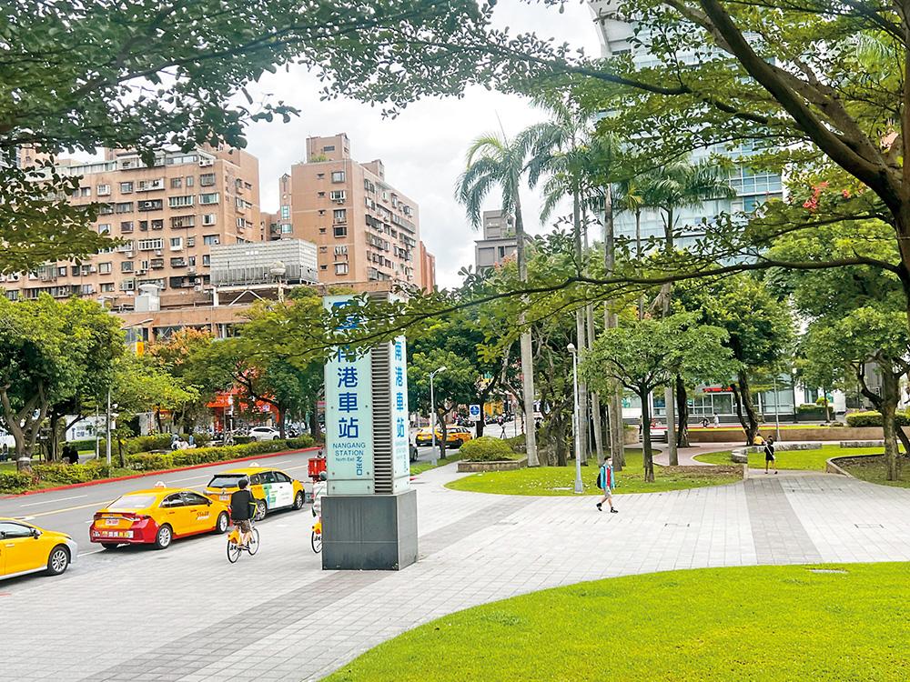 南港車站擁四鐵共購，是東區交通樞紐。
