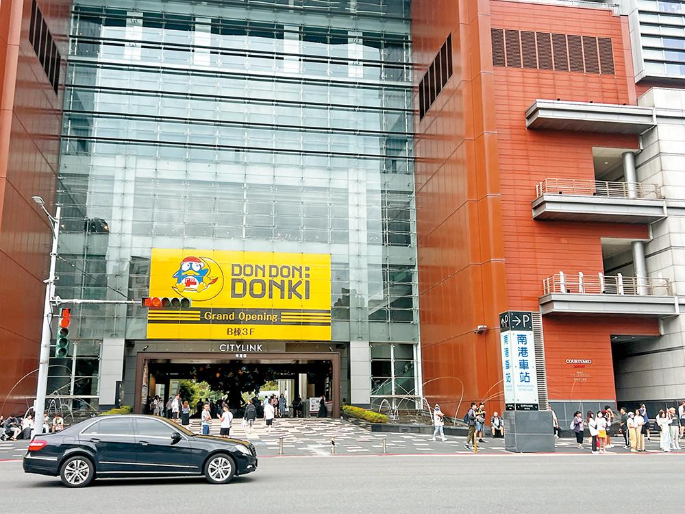 車站有多家連鎖商店，商家林立。