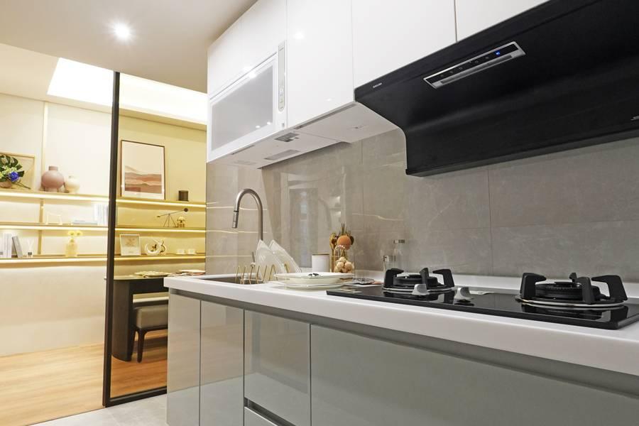 廚房選用櫻花三機。