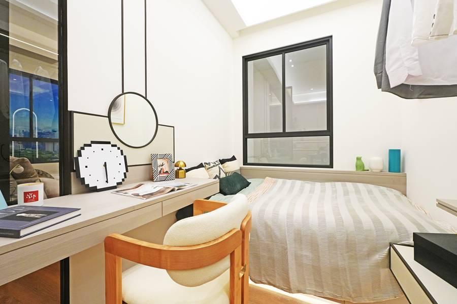 次臥可擺放雙人床。