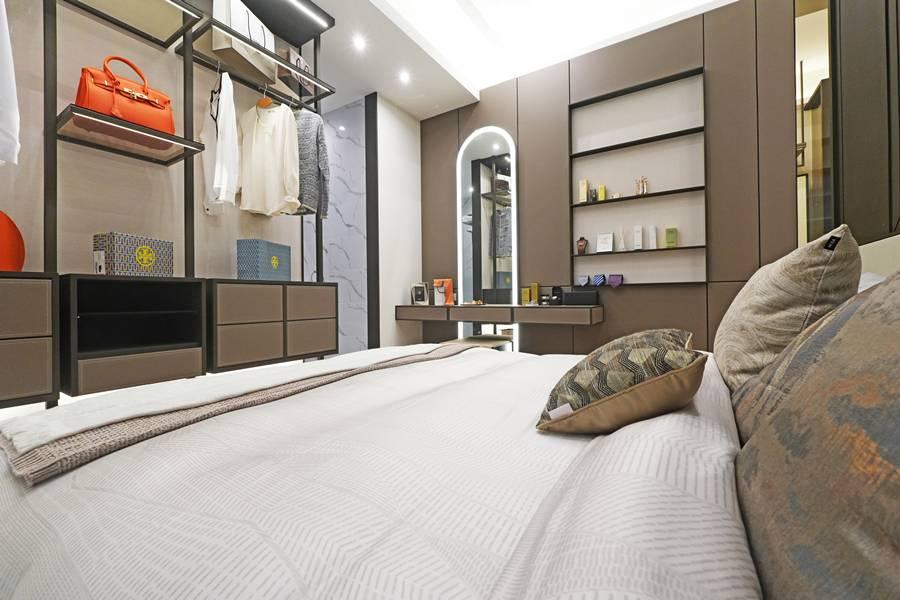 主臥衣櫃收納空間充足。