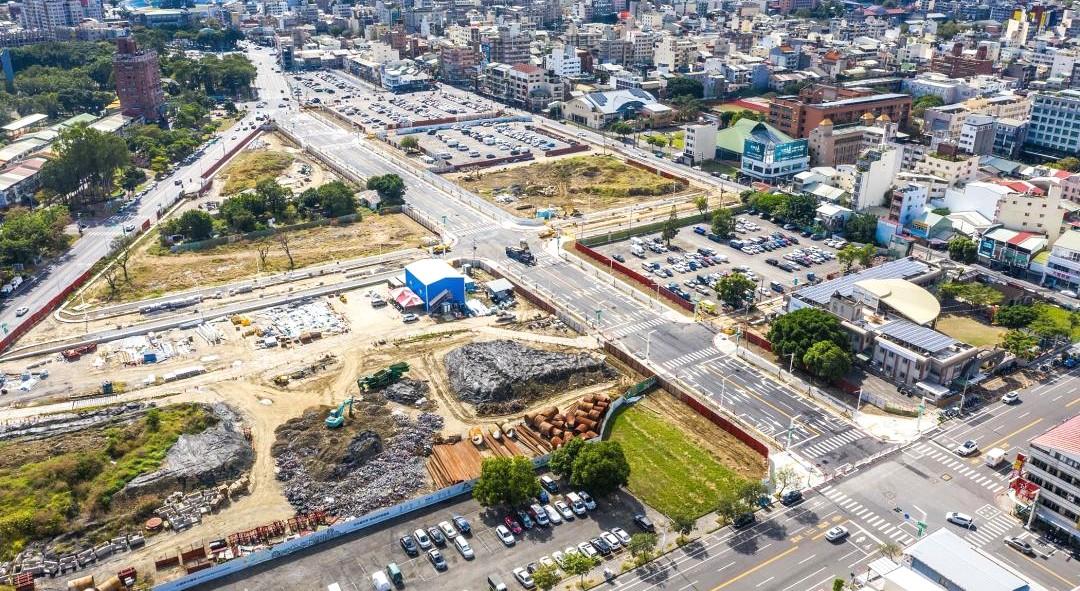 擁「嘉市信義區」美譽的原眷村建國二村、復興新村市地重劃，基礎公共建設工程進入最後衝刺階段，即將完工，重劃總面積約8.8公頃多，鄰近嘉義公園、KANO園區及棒球場、二二八紀念公園等重要休閒景點，是嘉義市的精華地段。(圖:嘉義市府地政處提供)