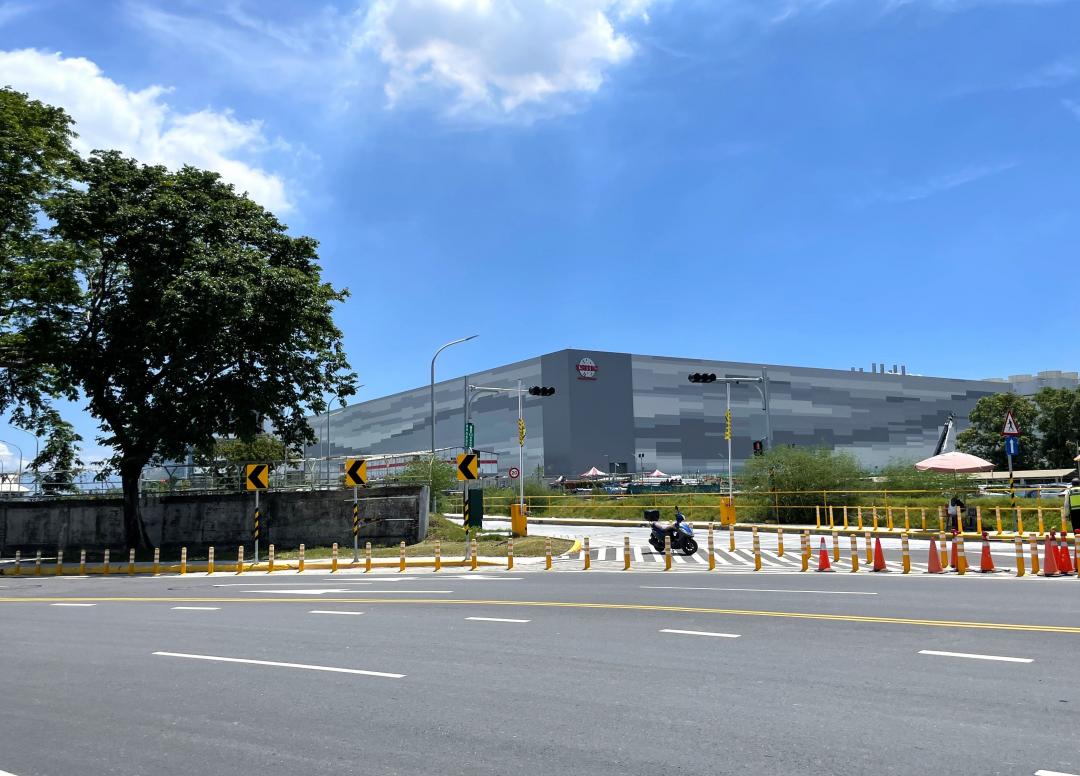台積電楠梓廠區5座2奈米先進製程晶圓廠，預計2027年底前皆完工，將成為全球最大晶圓先進製造服務聚落，因此高市府規劃推出R20後勁站聯開案，以回應產業聚落發展所帶來的人口與住宅需求。