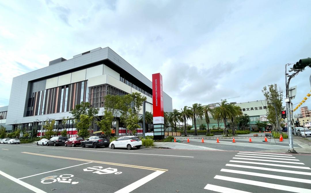 新光三越小北門店，預計8月29日將試營運，讓北區新添一家百貨公司，該百貨商圈鄰近的鄭仔寮重劃區，新屋房價帶站5字頭，但周圍中古屋平均單價僅2字頭。