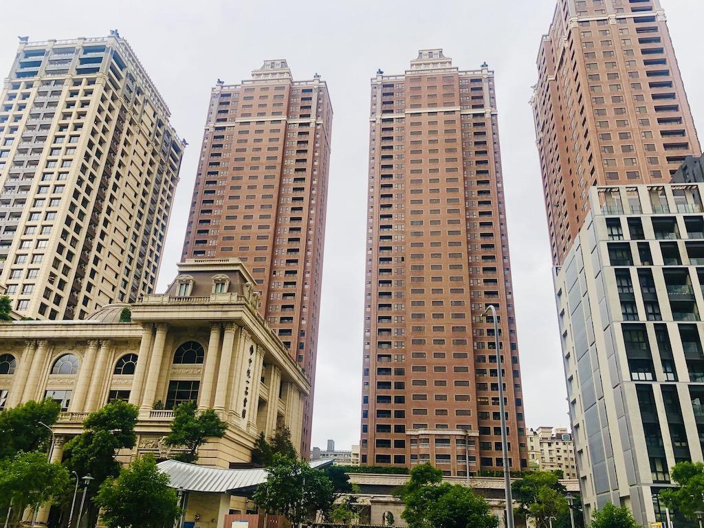 桃園市高級住宅區代表的桃園藝文特區周邊，除了機能成熟外，捷運綠線也行經於此，區域便利性不不言可喻。（圖／台灣房屋提供）