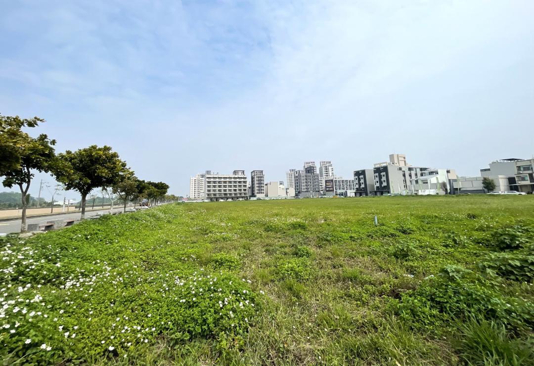 新市區推案熱區的新和重劃區一帶，目前預售新案售價帶多介於單坪42~45萬元之間，因車程距南科僅約3分鐘的地利之便，持續吸引南科工程師客層進場。