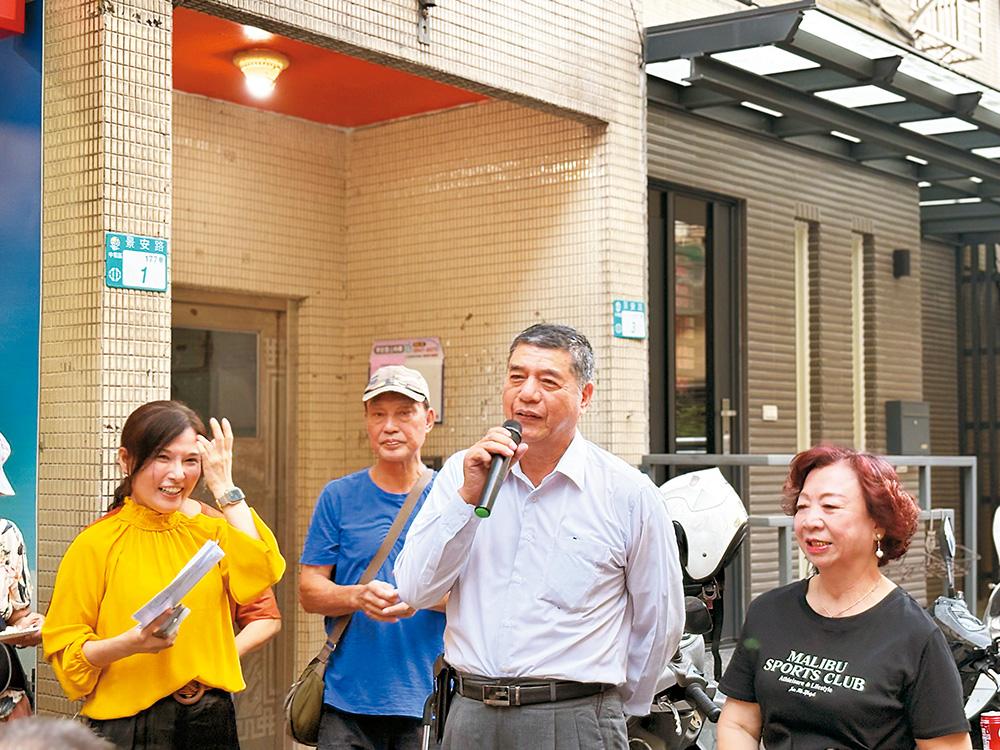 社區都更總幹事張林(右)看到老住戶無法下樓、環境殘破，積極推動都更整合。