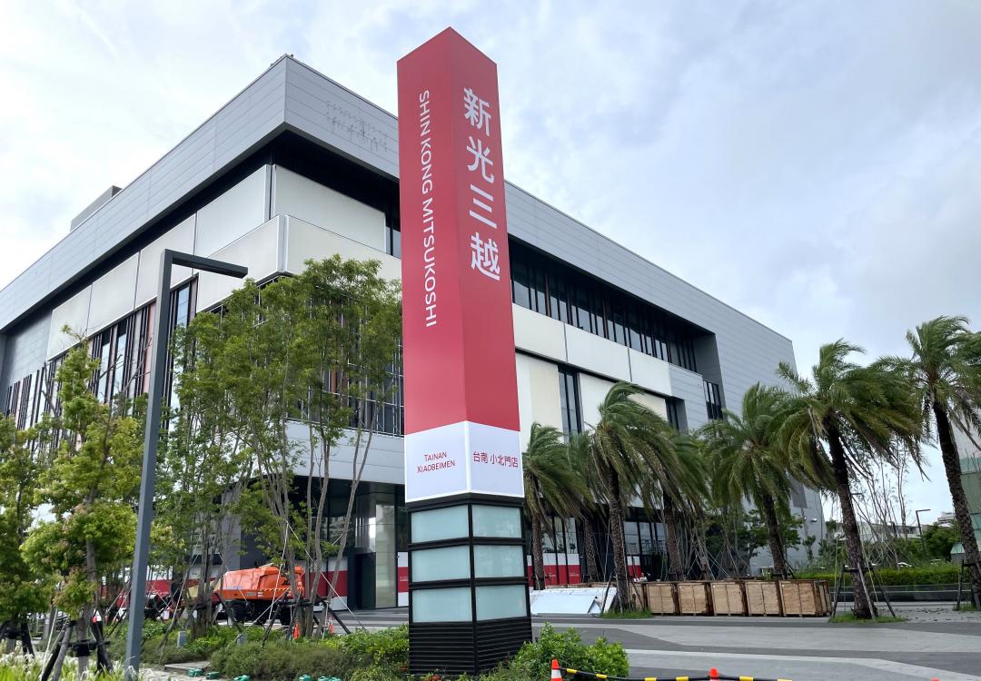 新百貨商場的進駐通常會形成強大的商業聚集效應，進而提升該區域的整體價值。