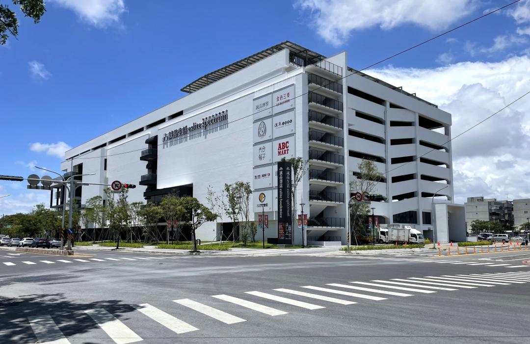 誠品生活台南鄰近安平產業園區，周邊大多都是老舊公寓產品，因此價格較為低廉。