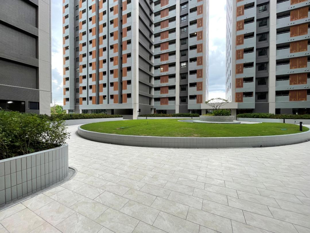 新規劃社會住宅均需取得綠建築標章，而國家住都中心興建的社會住宅，已提前自2023年起率先全面導入建築能效一級以上的規劃設計。